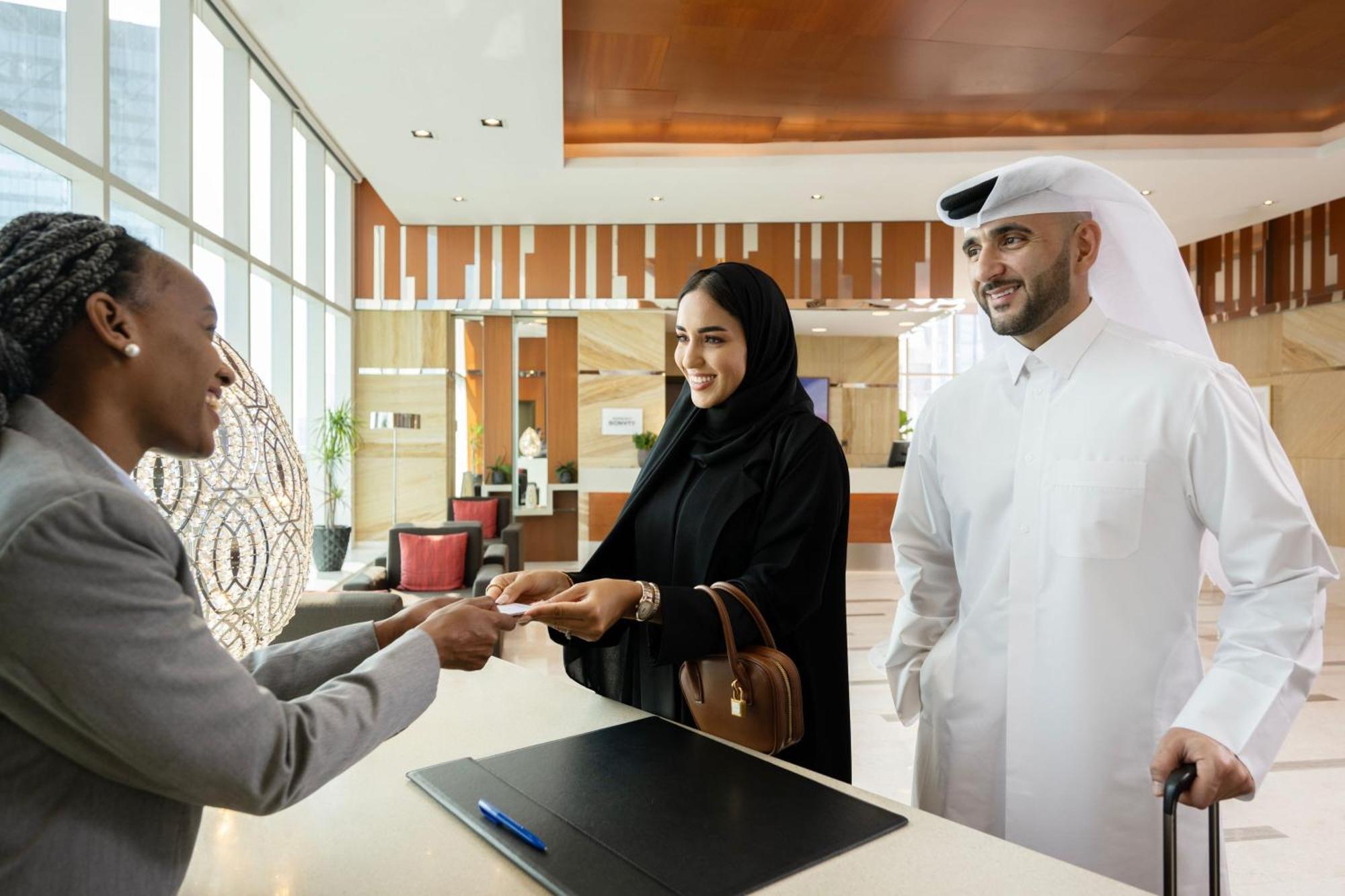 Delta Hotels By Marriott City Center Doha Exterior foto A hotel receptionist welcomes guests