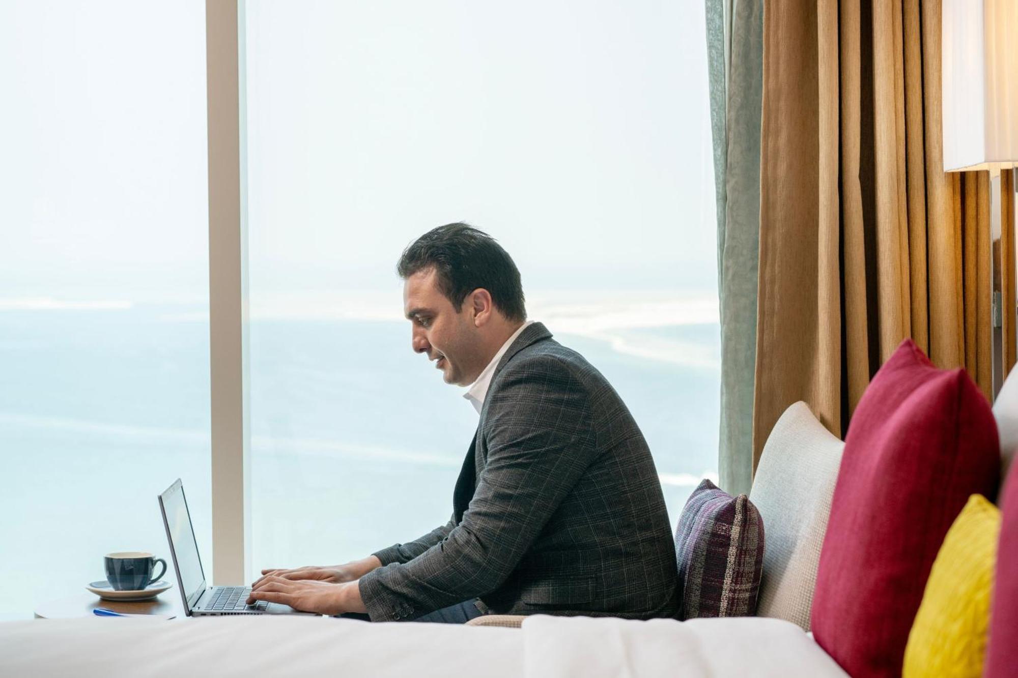 Delta Hotels By Marriott City Center Doha Exterior foto A businessman working on a laptop