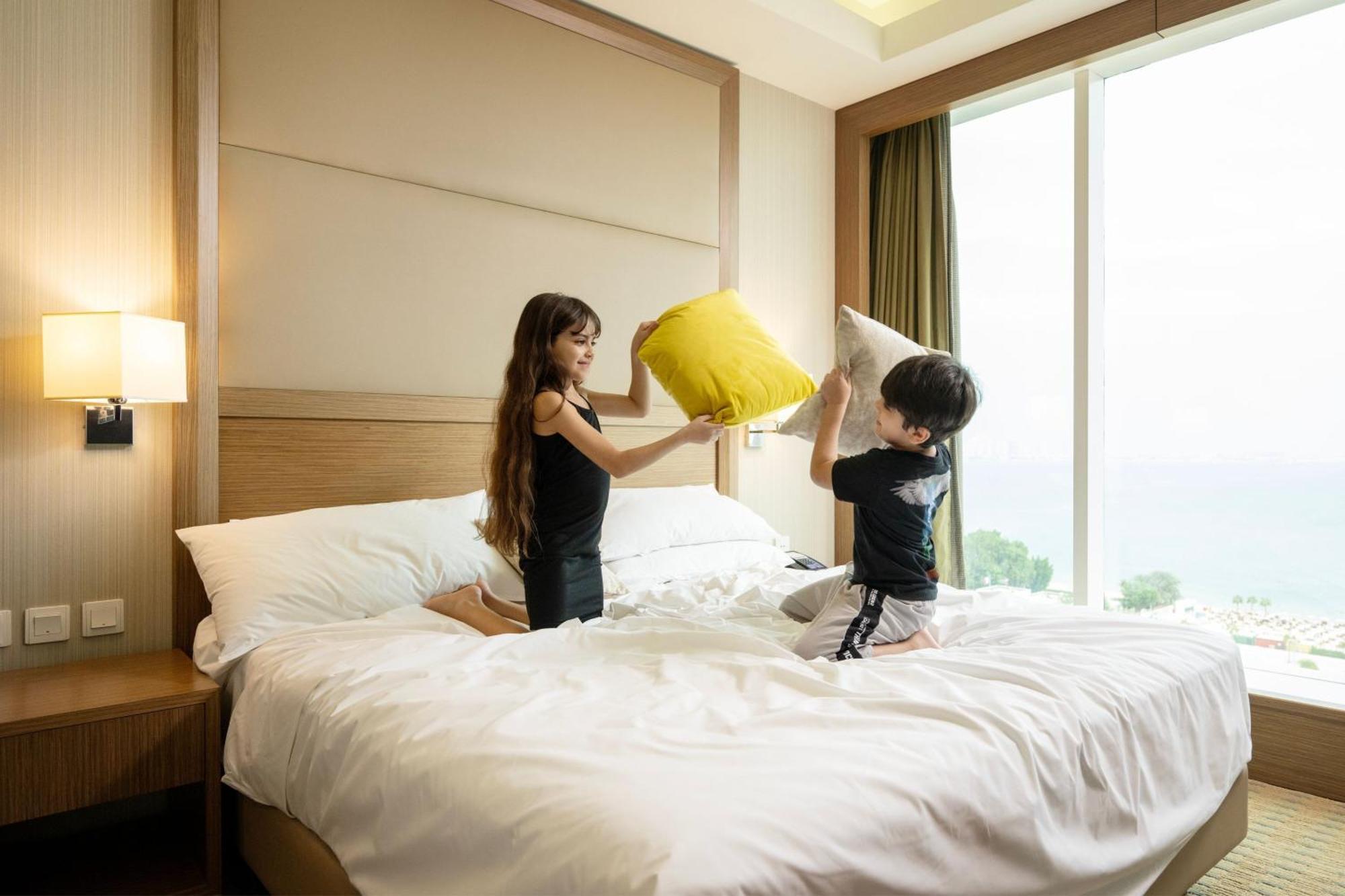 Delta Hotels By Marriott City Center Doha Exterior foto A pillow fight