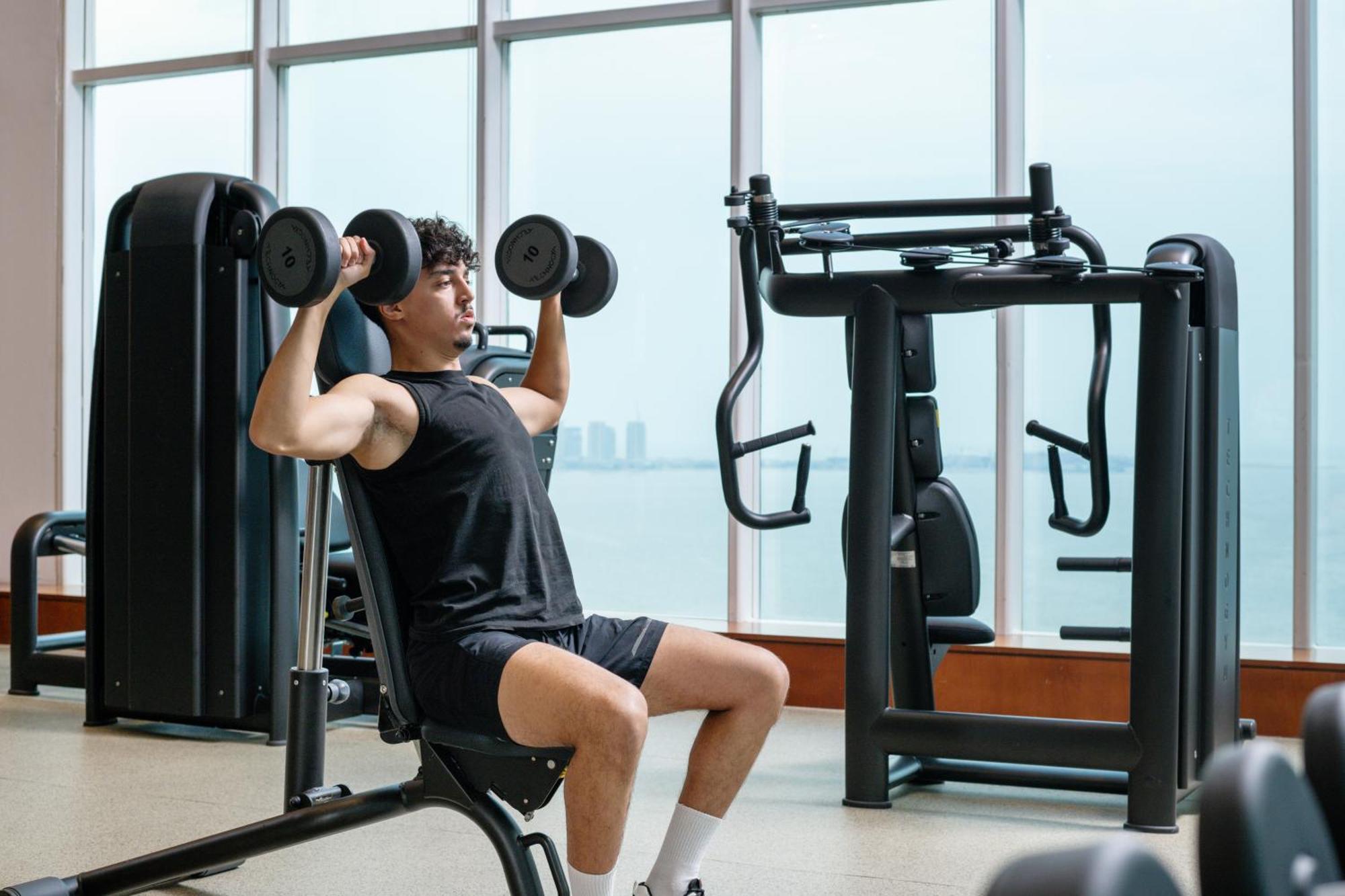 Delta Hotels By Marriott City Center Doha Exterior foto A man lifting weights