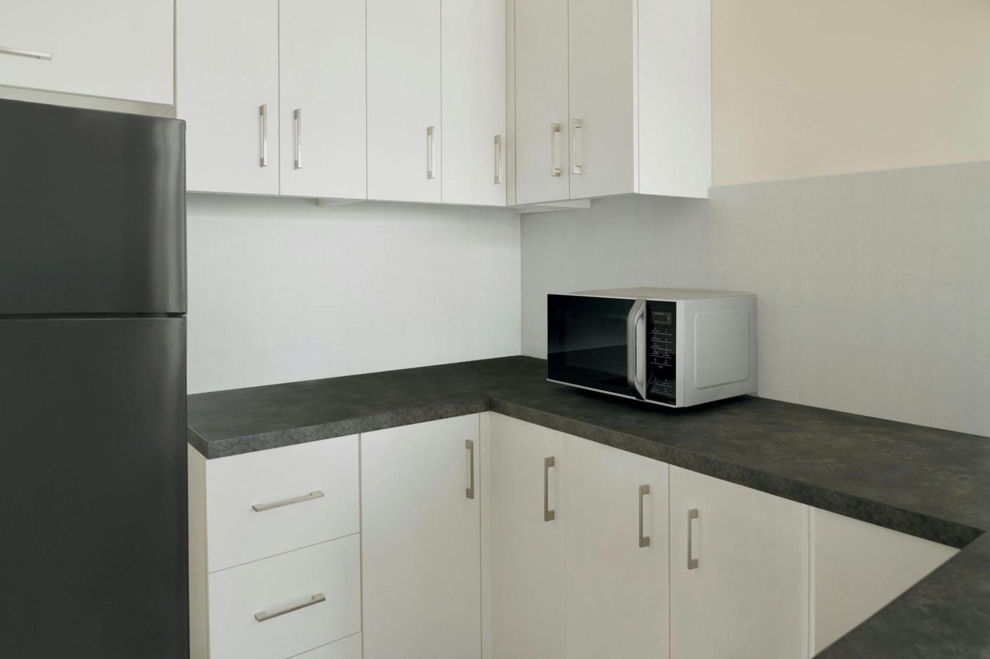Delta Hotels By Marriott City Center Doha Exterior foto A typical microwave oven